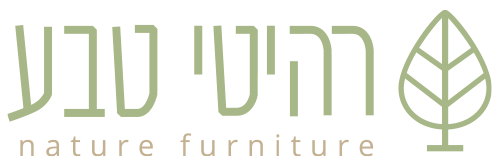 לוגו עם טקסט בעברית, איור עלה והמילים "ריהוט טבעי" בצבע ירוק בהיר על רקע בהיר.